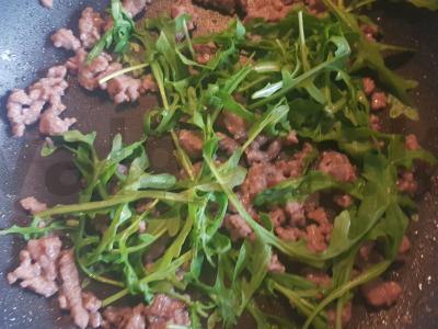 Kiaulienos faršo ir rukolos skramblys Žingsnis 2