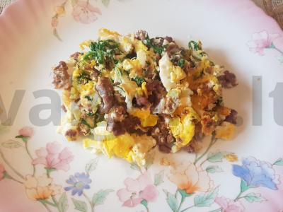 Kiaulienos faršo ir rukolos skramblys pagrindine nuotrauka