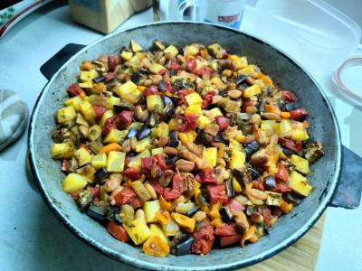 Čanakhai su aviena ir konservuotais pupelėmis pagrindine nuotrauka