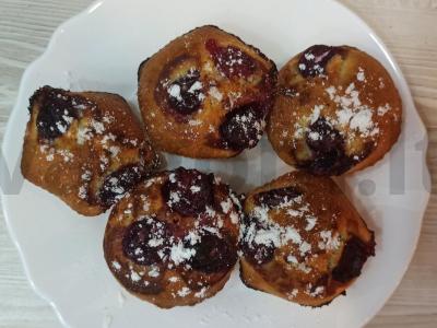 Vyšnių keksiukai pagrindine nuotrauka