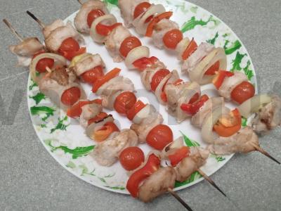 Vištienos filė šašlykai su vyšniniais pomidorais pagrindine nuotrauka
