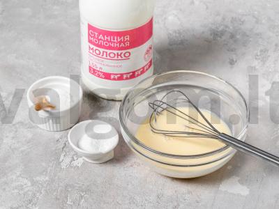 Pankūkos su pienu ir skylutėmis Žingsnis 1