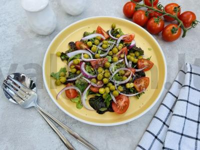 Daržovių salotas su žaliu žirniu pagrindine nuotrauka