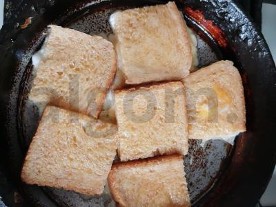 Saldžių omletų ir duonos su sėlenomis skrudinta duona Žingsnis 3