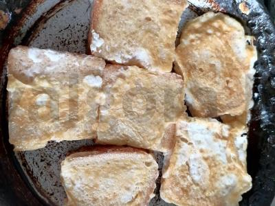 Saldžių omletų ir duonos su sėlenomis skrudinta duona Žingsnis 4