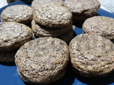 Sausainiai su kartokuoju šokoladu ir avižomis prie arbatos pagrindine nuotrauka