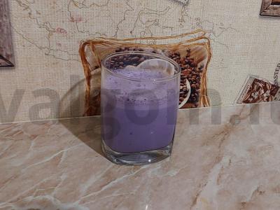 Pieno kokteilis su mėlynėmis pagrindine nuotrauka