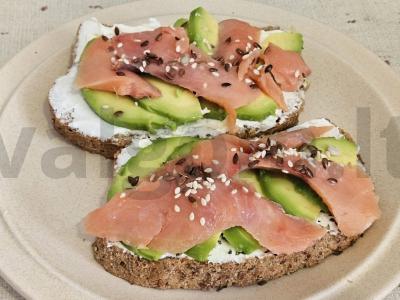 Krustingi skrebučiai su upėtakiu ir avokadu pagrindine nuotrauka