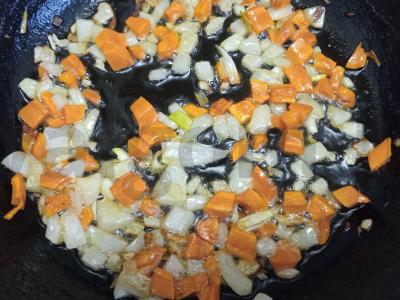 Vištienos širdelės, troškintos su daržovėmis ir žaliaisiais žirneliais grietinėje ir kinojos garnyru Žingsnis 2