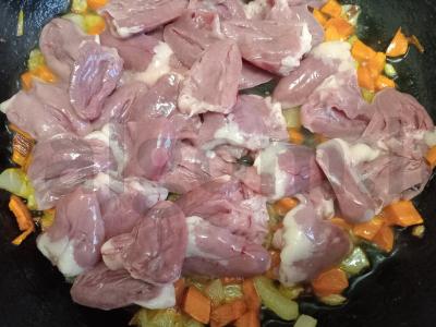 Vištienos širdelės, troškintos su daržovėmis ir žaliaisiais žirneliais grietinėje ir kinojos garnyru Žingsnis 3