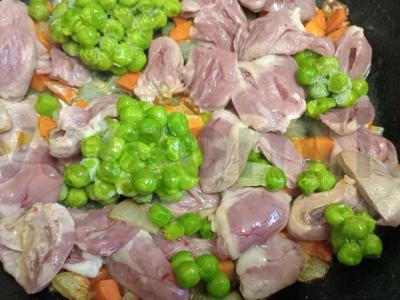 Vištienos širdelės, troškintos su daržovėmis ir žaliaisiais žirneliais grietinėje ir kinojos garnyru Žingsnis 4