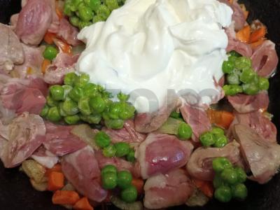 Vištienos širdelės, troškintos su daržovėmis ir žaliaisiais žirneliais grietinėje ir kinojos garnyru Žingsnis 5