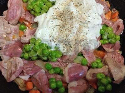 Vištienos širdelės, troškintos su daržovėmis ir žaliaisiais žirneliais grietinėje ir kinojos garnyru Žingsnis 6