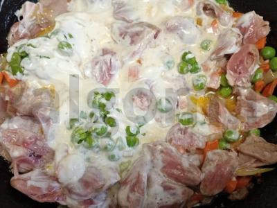 Vištienos širdelės, troškintos su daržovėmis ir žaliaisiais žirneliais grietinėje ir kinojos garnyru Žingsnis 7