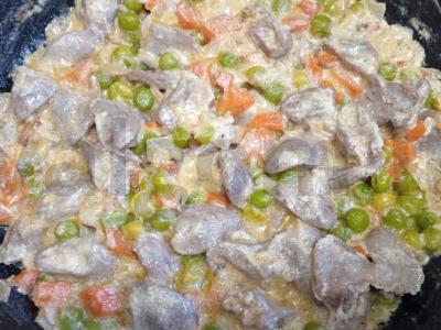 Vištienos širdelės, troškintos su daržovėmis ir žaliaisiais žirneliais grietinėje ir kinojos garnyru Žingsnis 8