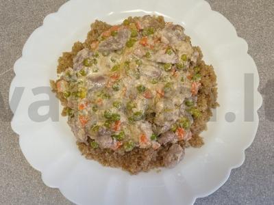 Vištienos širdelės, troškintos su daržovėmis ir žaliaisiais žirneliais grietinėje ir kinojos garnyru Žingsnis 10