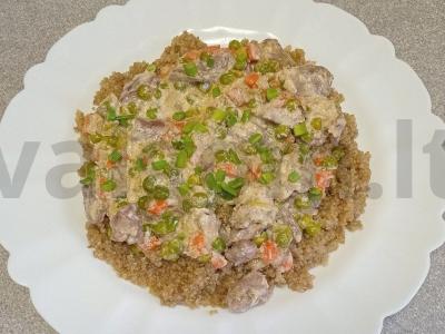 Vištienos širdelės, troškintos su daržovėmis ir žaliaisiais žirneliais grietinėje ir kinojos garnyru pagrindine nuotrauka