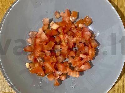 Kiaušinienė su dešrelėmis, pomidoru ir žolelėmis Žingsnis 1