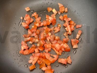 Kiaušinienė su dešrelėmis, pomidoru ir žolelėmis Žingsnis 3