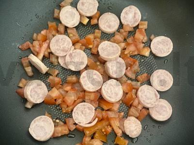 Kiaušinienė su dešrelėmis, pomidoru ir žolelėmis Žingsnis 4