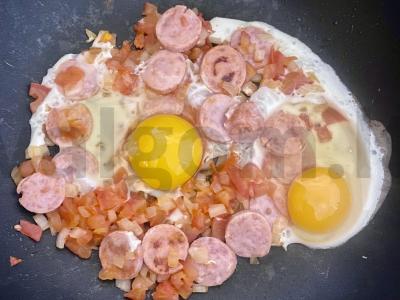 Kiaušinienė su dešrelėmis, pomidoru ir žolelėmis Žingsnis 5