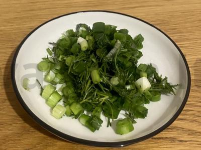 Kiaušinienė su dešrelėmis, pomidoru ir žolelėmis Žingsnis 6