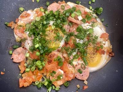 Kiaušinienė su dešrelėmis, pomidoru ir žolelėmis Žingsnis 7