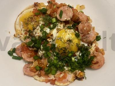 Kiaušinienė su dešrelėmis, pomidoru ir žolelėmis pagrindine nuotrauka