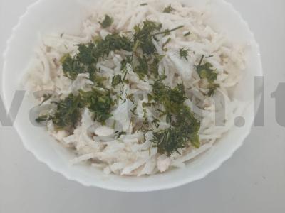 Salotos su daikonu ir vištiena pagrindine nuotrauka