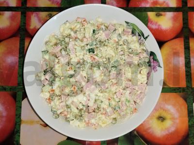 Salotas „Olivje su žaliu svogūnu“ pagrindine nuotrauka