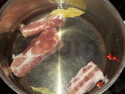 Sriuba su kiaulienos šonkauliais ir perliniu miežiu Žingsnis 1