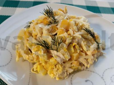 Švelnus salotas su vištiena, ananasais ir kukurūzais pagrindine nuotrauka