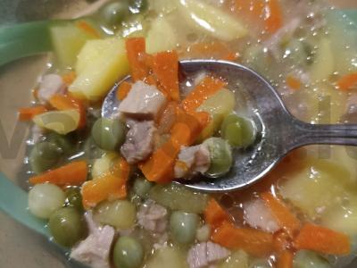 Dietinis triušio ir žaliųjų žirnelių sriuba pagrindine nuotrauka