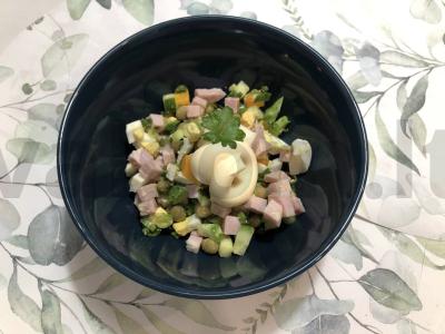 Vasaros salotos su kumpiu pagrindine nuotrauka