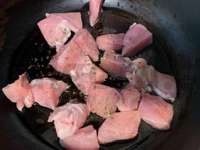 Kalakutiena su daržovėmis grietinėje ir pomidorų pastoje Žingsnis 1