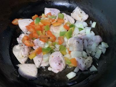 Kalakutiena su daržovėmis grietinėje ir pomidorų pastoje Žingsnis 3