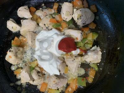 Kalakutiena su daržovėmis grietinėje ir pomidorų pastoje Žingsnis 4