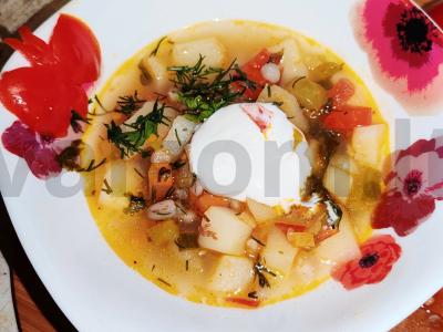 Sūrusis sriuba su šviežiais pomidorais pagrindine nuotrauka