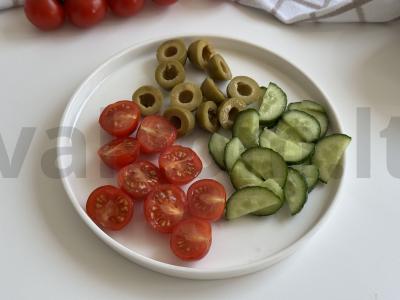 Salotos su tunu ir putpelių kiaušiniais pusryčiams Žingsnis 1