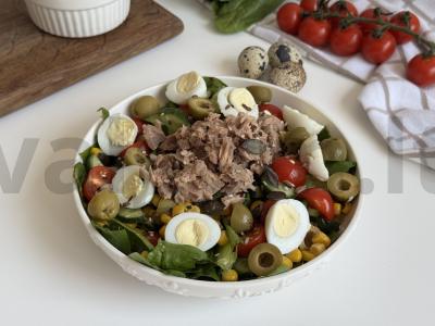 Salotos su tunu ir putpelių kiaušiniais pusryčiams pagrindine nuotrauka