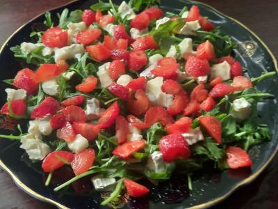 Salotos su braškėmis ir rukola pagrindine nuotrauka