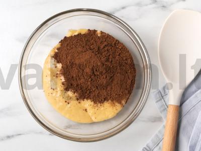 Šokoladinė šarlotė su bananas lėtoje viryklėje Žingsnis 2