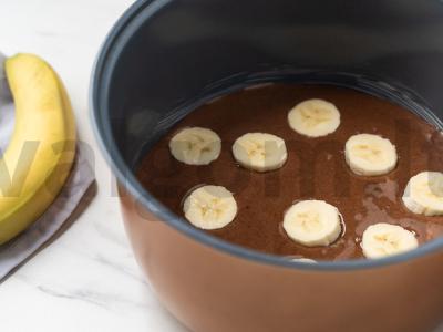 Šokoladinė šarlotė su bananas lėtoje viryklėje Žingsnis 4