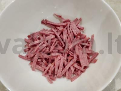 Salotos su rūkytomis dešromis ir žirneliais Žingsnis 1