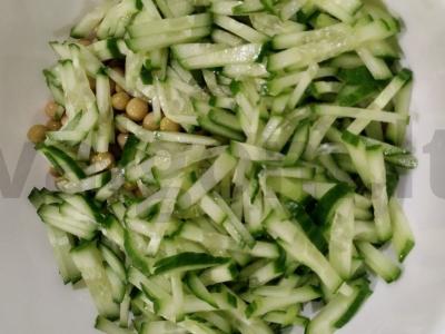 Salotos su rūkytomis dešromis ir žirneliais Žingsnis 3