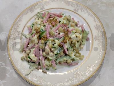 Salotos su rūkytomis dešromis ir žirneliais pagrindine nuotrauka