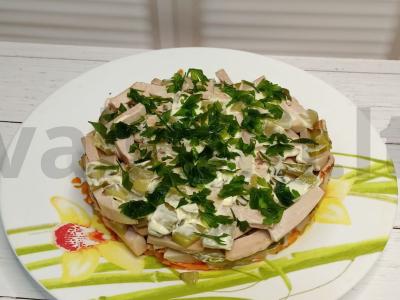 Salotas „Obžorka“ su dešra pagrindine nuotrauka