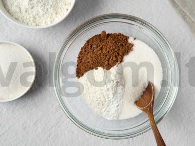 Raudonojo aksomo keksiukas puodelyje Žingsnis 1