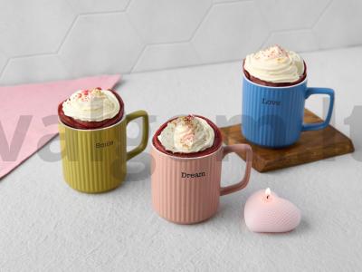 Raudonojo aksomo keksiukas puodelyje pagrindine nuotrauka