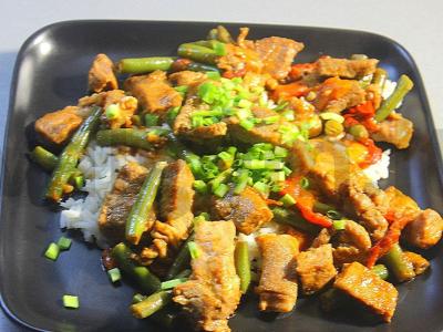 Mėsos Čar Siu su ryžiais ir žaliaisiais pupelėmis pagrindine nuotrauka